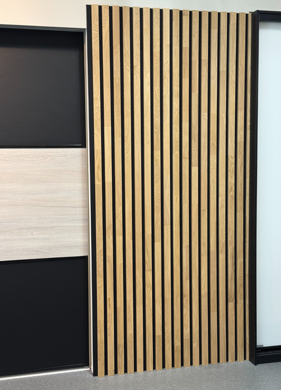 Tammi akustiikkapaneeli malliasennuksessamme Liukuovicenterin malliryhmien v&auml;liss&auml;.